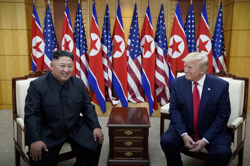 미국의 도널드 트럼프 대통령(오른쪽)이 지난 2019년 6월 30일 경기도 파주 판문점에서 김정은 북한 국무위원장과 대화하고 있다.로이터연합뉴스