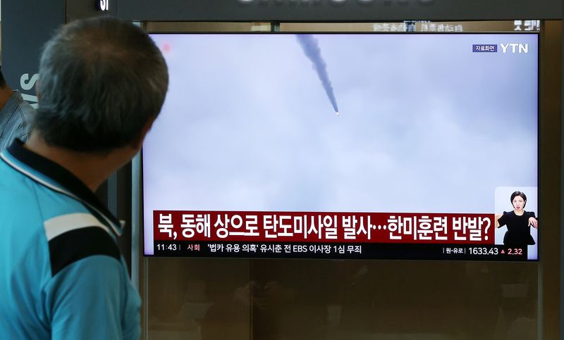지난 12일 서울 중구 서울역에서 시민들이 북한의 탄도미사일 발사 관련 뉴스를 시청하고 있다. 2026.8.12 ⓒ 뉴스1 김진환 기자