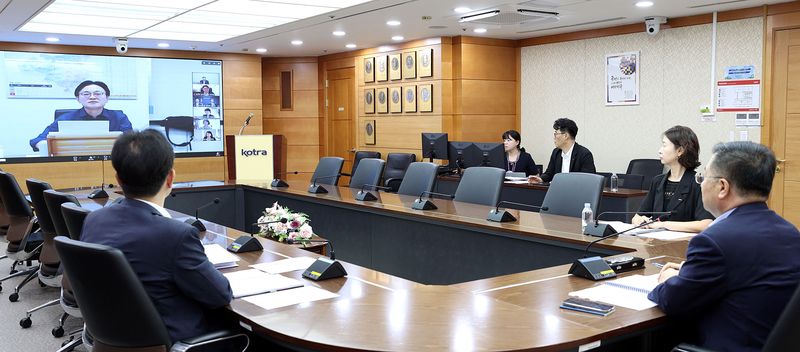 산업통상부와 코트라는 21일 산업통상부 장관 주재로 코트라 사장, 주중 공관 상무관 및 코트라 중국 지역 무역관장 등과 '대중 소비재 수출점검회의'를 개최하고, 상반기 대중 소비재 수출 실적 점검과 하반기 진출 확대방안을 논의했다. 사진은 '대중 소비재 수출 점검회의' 현장 모습. 코트라 제공.