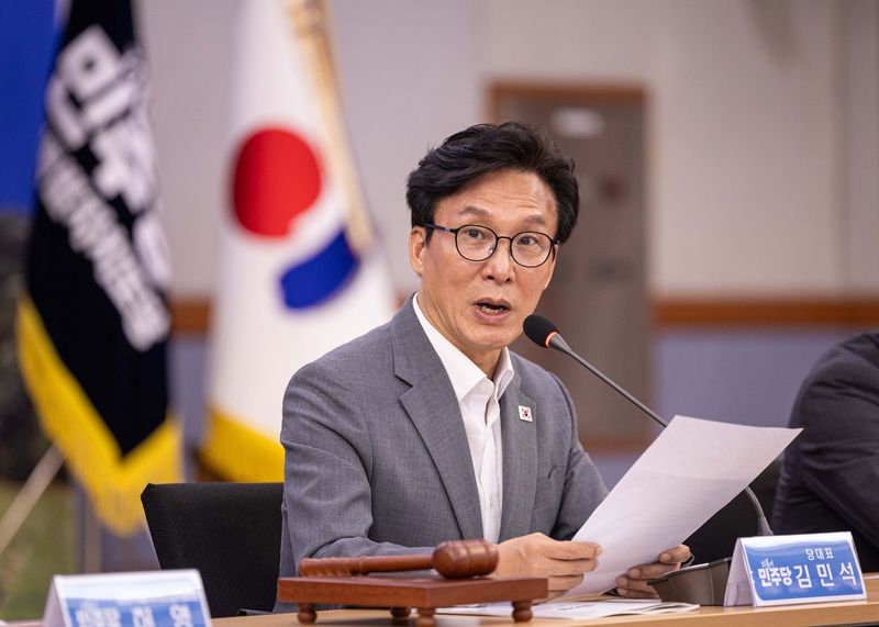김민석 더불어민주당 대표가 21일 강원 강릉시 강릉시청 대회의실에서 열린 최고위원회의에서 발언하고 있다. 뉴시스