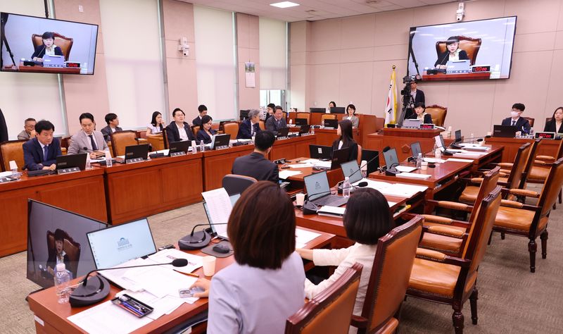 21일 여의도 국회 법제사법위원 전체회의에서 퇴장한 국민의힘 의원들의 자리(오른쪽)가 보이고 있다. 뉴시스