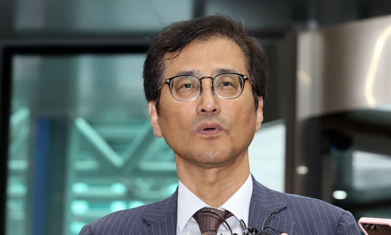 6·3 지방선거 및 중앙선거관리위원회의 갖가지 의혹을 들여다보는 이태한 선관위 특별검사가 21일 서울 서대문구 경찰청에 들어서며 취재진 질문에 답하고 있다. 이 특검은 이날 유재성 경찰청장 직무대행과 홍석기 국가수사본부장과 면담할 예정이다. 연합뉴스