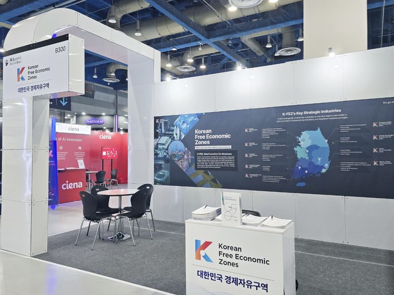 광양만권경제자유구역청이 지난 19일부터 21일까지 일정으로 서울 코엑스에서 열리고 있는 'AI Summit Seoul & Expo 2026'에 참가해 산업통상부·대한무역투자진흥공사(KOTRA·코트라)와 함께 '경제자유구역(K-FEZ) 통합홍보관'<사진>을 운영하며 국내외 기업을 대상으로 광양만권의 투자 매력을 적극 홍보했다. 광양만권경제자유구역청 제공
