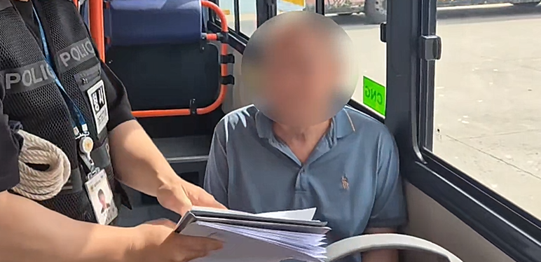 지난 14일 인천항 국제여객터미널에서 경찰이 A씨를 체포해 호송하고 있다. 서울경찰청 제공