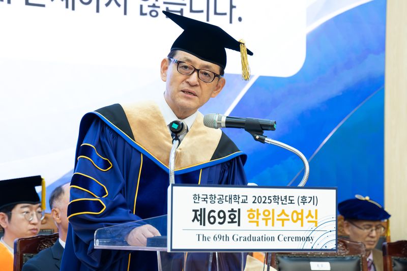 한국항공대학교 2025학년도 후기 학위수여식이 지난 20일 교내 대강당에서 열린 가운데, 허희영 총장이 졸업생들에게 축하와 격려의 메시지를 전하고 있다. 항공대 제공
