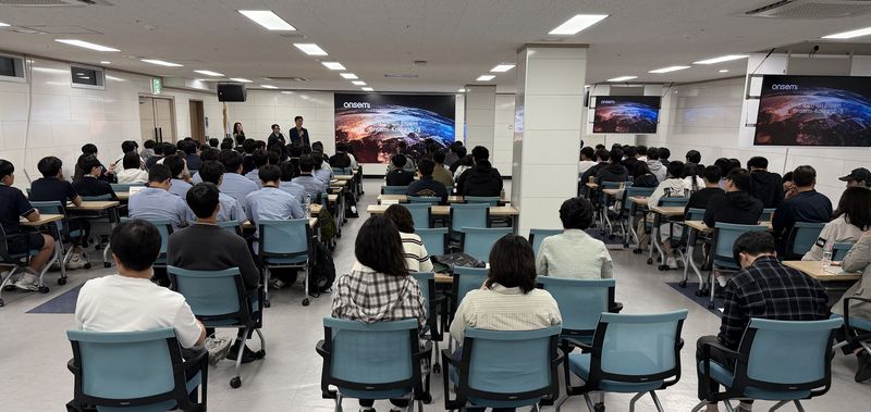 전남광주지역 직업계 고등학교들이 반도체 기업인 '삼성전자', '앰코'에 이어 '온세미 코리아'에 대규모 합격생을 배출하며 반도체 인재 양성 역량을 입증했다. 사진은 지난 6월 순천에서 열린 '2026 괜찮은 일자리 채용설명회' 모습. 전남광주통합특별시교육청 제공
