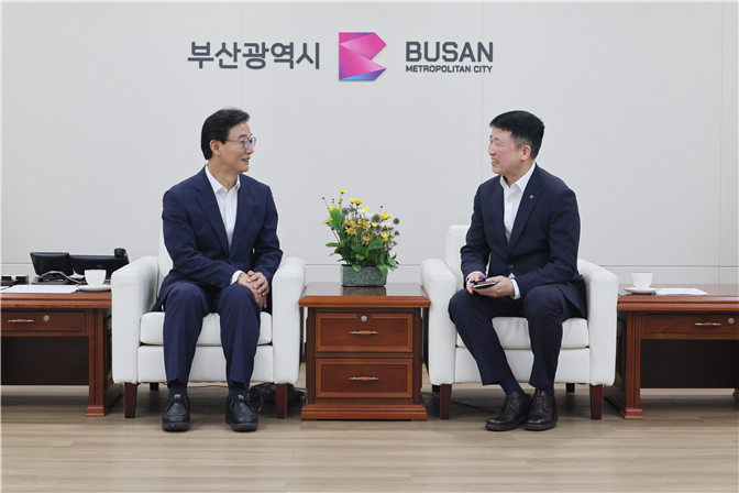 전재수 부산시장과 이윤상 가덕도신공항건설공단 이사장이 21일 시청 의전실에서 가덕도신공항 건설사업의 성공적인 추진을 위한 주요 현안사항을 논의하고 있다. 부산시 제공
