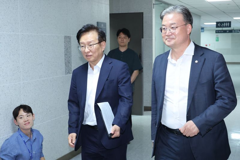 권칠승 더불어민주당 정책위의장(왼쪽)과 이연희 의원이 21일 서울 여의도 국회 의원회관에서 열린 민주당 주택시장 안정화 TF 비공개 회의에 참석하고 있다. 뉴스1