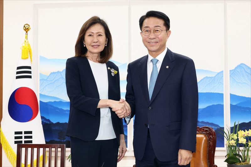 조정식 국회의장과 미셸 스틸 주한미국대사가 21일 오후 서울 여의도 국회에서 열린 접견에서 기념촬영을 하고 있다. 뉴스1