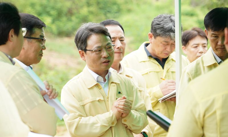 박은식 산림청장(가운데)이 21일 전북 정읍시 소나무재선충병 피해지역내 수종전환 사업지를 둘러보며 태풍에 대비한 현장 안전관리 및 재해 위험성을 점검하고 있다. 산림청 제공