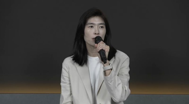 정신아 카카오 대표 겸 카카오AI 대표 내정자가 21일 카카오 인적분할 관련 컨퍼런스콜에서 취재진의 질문에 답하는 모습. 카카오 제공