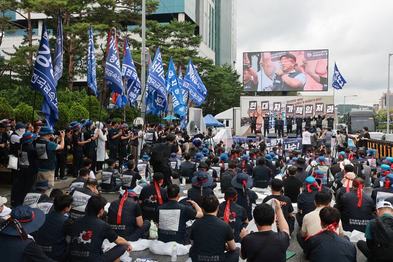 현대자동차 노동조합(금속노조 현대차지부)이 올해 임금협상 난항으로 파업에 들어간 지난 21일 서울 서초구 현대자동차 본사 앞에서 전국금속노동조합 자동차업종 조합원들이 공동파업대회를 열고 있다. 연합뉴스