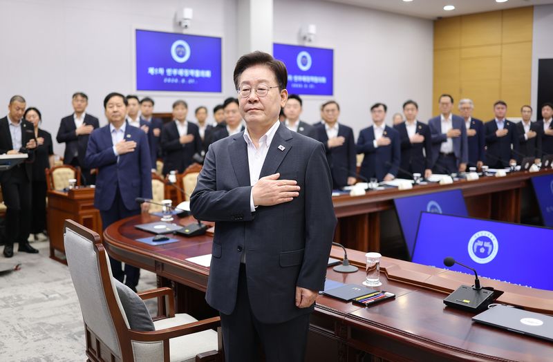 이재명 대통령이 지난 21일 청와대에서 열린 국민주권정부 제1차 반부패정책협의회에서 국민의례를 하고 있다. 청와대통신사진기자단