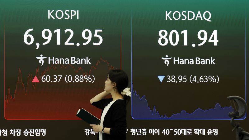 21일 서울 중구 하나은행 딜링룸 전광판에 주요 지수가 표시 되고 있다. 사진=뉴시스
