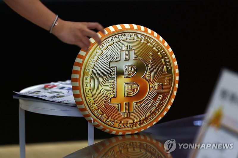 두 달 만에 비트코인 1억원 돌파...가상자산 관련주 나란히 급등