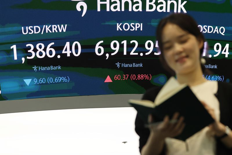 21일 서울 중구 하나은행 딜링룸 전광판에 코스피 종가가 표시돼있다. 연합뉴스 제공