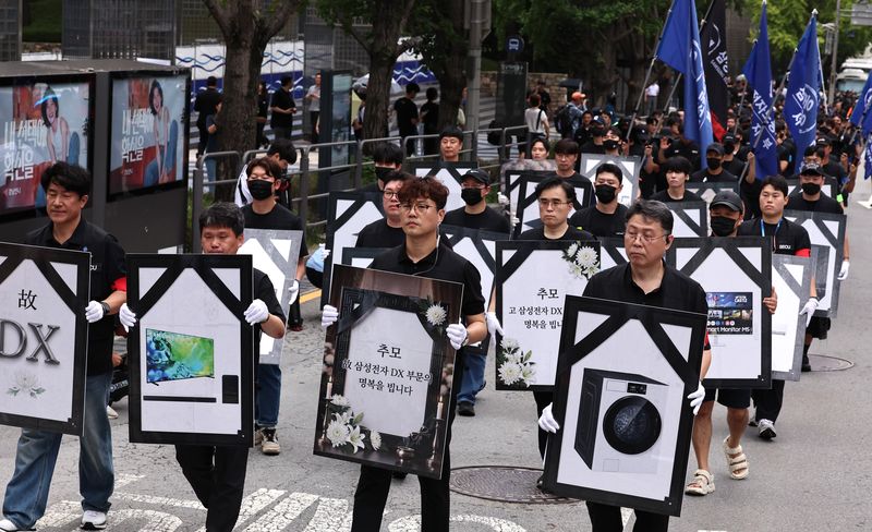 삼성전자 DX 부문 동행노조 조합원들이 21일 서울 삼성 서초사옥 인근에서 열린 'DS부문과 보상격차 해소 요구 집회'에서 행진하고 있다. 2026.08.21. /사진=뉴스1