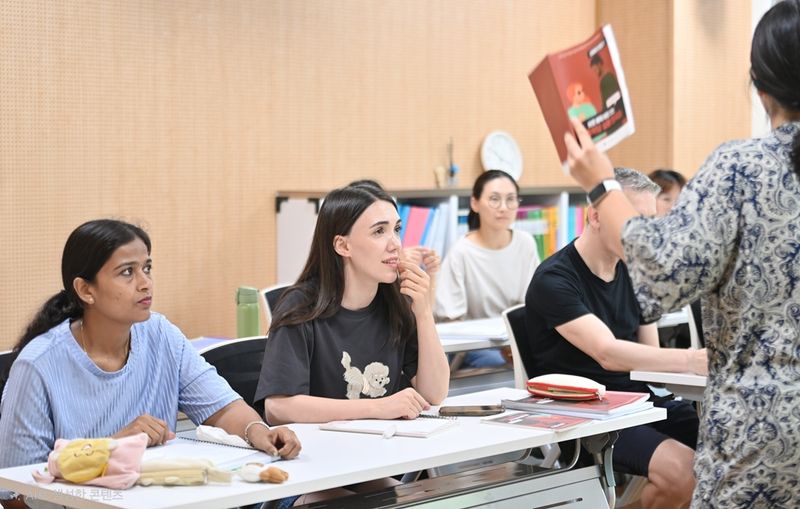 하남시가족센터에서 열린 한국어 교육 프로그램에 참여한 외국인 참가자들이 한국 사회 적응과 역량 강화를 위해 한국어 수업을 듣고 있다. 하남시 제공