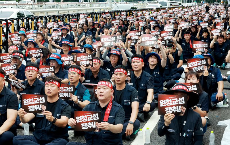 지난 21일 서울 서초구 현대자동차 본사 앞에서 전국금속노동조합 자동차업종 조합원들이 공동파업대회를 열고 있다. 뉴스1 제공