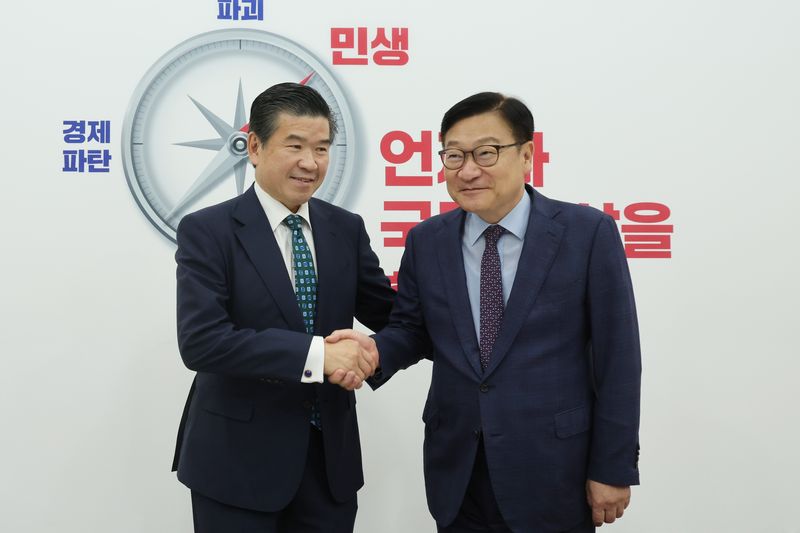 정점식 국민의힘 원내대표와 제임스 김 주한미국상공회의소(AMCHAM·암참) 회장 21일 오후 서울 여의도 국회에서 악수를 나누고 있다. 뉴스1