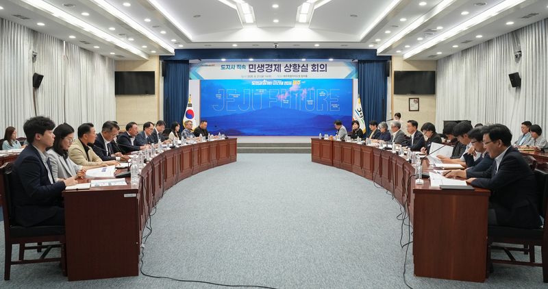 위성곤 제주도지사와 관광·항공업계 관계자들이 21일 제주도청 탐라홀에서 열린 도지사 직속 민생경제 상황실 관광분야 회의에서 항공좌석 공급과 관광시장 회복 방안을 논의하고 있다. /사진=제주특별자치도 제공