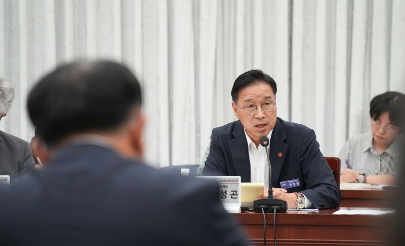 위성곤 제주도지사가 21일 제주도청에서 열린 민생경제 상황실 관광분야 회의에서 발언하고 있다. 위 지사는 국내선 공급 감소가 제주가 감내할 수준을 넘어섰다며 항공좌석 공급 안정화를 최우선 과제로 추진하겠다고 밝혔다. /사진=제주특별자치도 제공