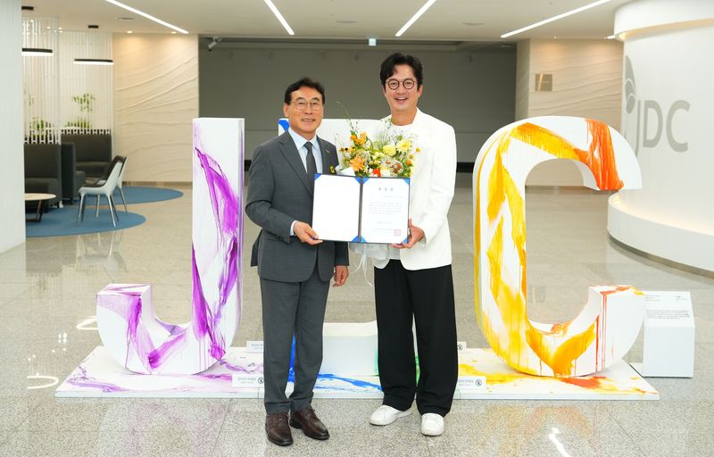 송석언 제주국제자유도시개발센터 이사장과 배우 정준호가 21일 JDC 본사에서 명예홍보대사 위촉식을 가진 뒤 기념촬영하고 있다. 정준호는 앞으로 JDC의 주요 행사와 대외 홍보활동에 참여한다. /사진=JDC 제공