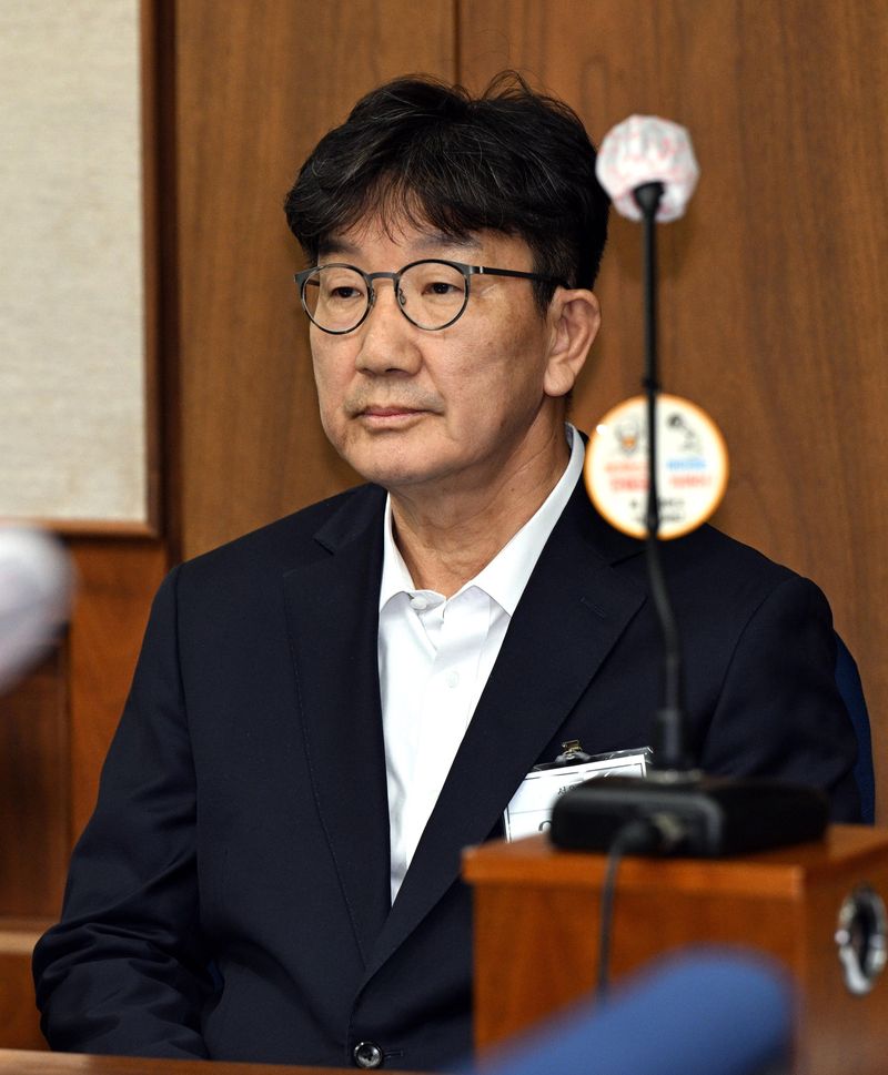 통일교 측에서 청탁을 대가로 불법 정치자금을 받은 혐의로 실형이 확정된 권성동 전 국민의힘 의원의 변호사 등록이 취소된 것으로 확인됐다. 사진은 권 전 의원이 지난해 11월 3일 서울 서초동 서울중앙지법에서 통일교로부터 불법 정치자금을 수수한 혐의 사건 1차 공판에 출석한 모습. 뉴시스