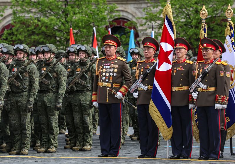 지난 5월 러시아 모스크바 붉은광장에서 열린 전승절 81주년 기념 열병식에서 북한 군인들이 러시아 군인들과 함께 도열하고 있다. 뉴시스