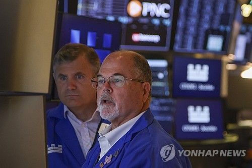 미국 뉴욕증권거래소(NYSE) 트레이더들 (출처=연합뉴스)
