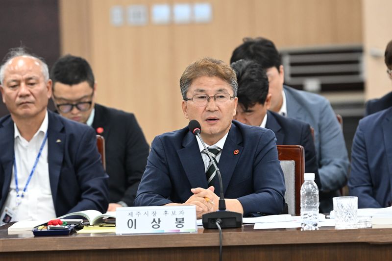 이상봉 제주시장 후보자가 21일 제주도의회에서 열린 인사청문회에서 의원들의 질의에 답하고 있다. 도의회 인사청문위원회는 이날 이 후보자에 대해 ‘적합’ 의견을 담은 인사청문 경과보고서를 채택했다. /사진=제주특별자치도의회 제공