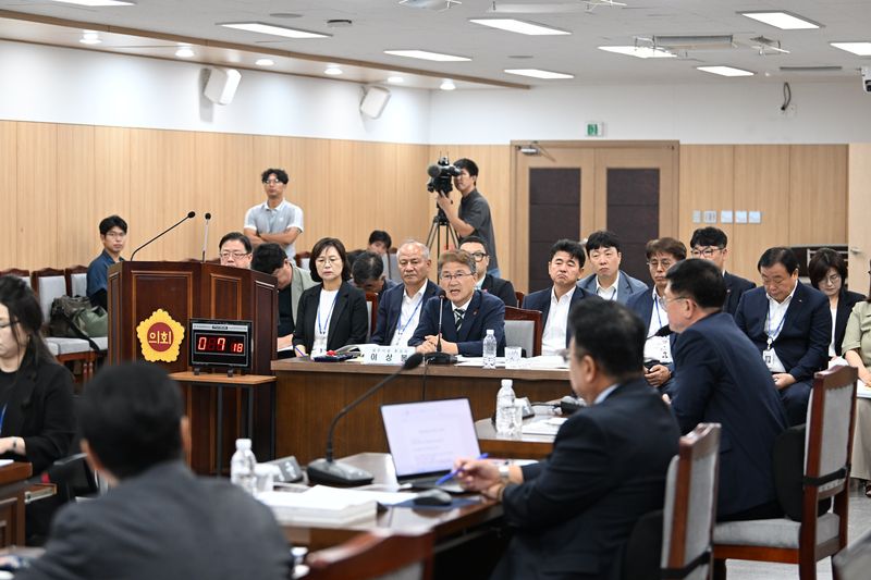 21일 제주도의회에서 이상봉 제주시장 후보자에 대한 인사청문회가 열리고 있다. 이날 청문회에서는 직전 도의회 의장의 행정시장 지원 적절성과 공용차량 이용, 정치적 중립성 등이 주요 쟁점으로 다뤄졌다. /사진=제주특별자치도의회 제공