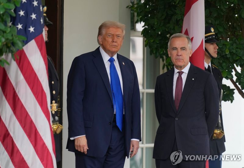도널드 트럼프 미국 대통령(왼쪽)과 마크 카니 캐나다 총리. 연합뉴스