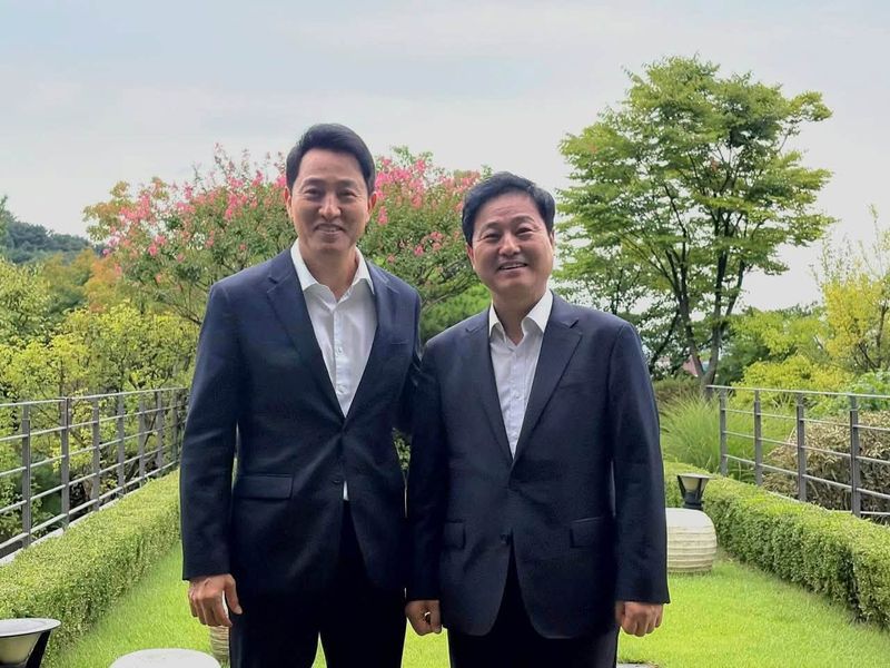김영배 더불어민주당 서울시당위원장이 22일 서울 용산구 서울시장공관에서 오세훈 서울시장과 만나 기념촬영하고 있다. 김영배 의원 페이스북 갈무리