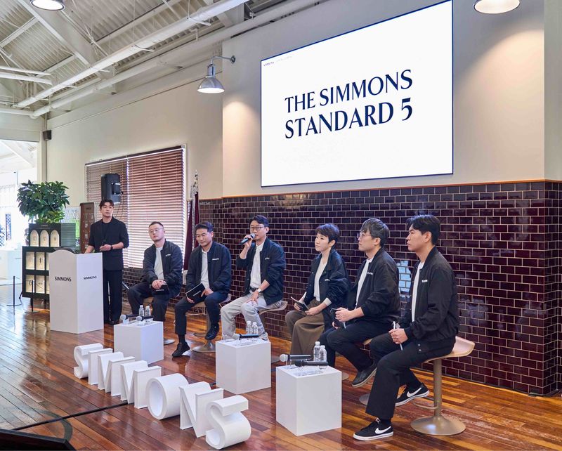 지난 21일 경기도 이천 소재 시몬스 팩토리움에서 이종성 시몬스 생산·물류전략부문 부사장(왼쪽 네번째)과 임원들이 기자들의 질문에 답하고 있다. 시몬스 제공
