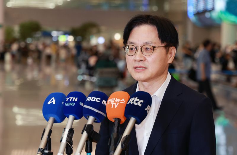 김정관 산업통상부 장관이 대미 투자 프로젝트 및 한·미 통상 현안 협의를 마치고 지난 20일 인천국제공항 2터미널을 통해 귀국해 취재진 질문에 답하고 있다. 뉴스1