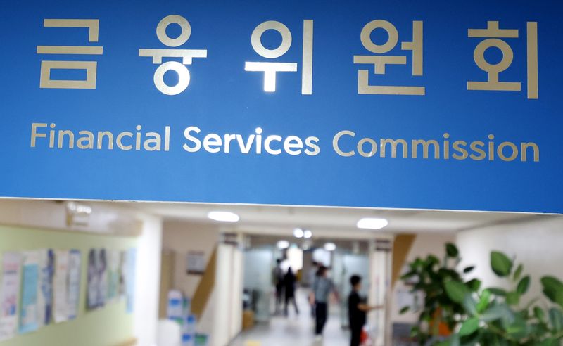 정부서울청사에서 금융위원회 직원들이 사무실 앞을 오가고 있다. 사진=뉴시스