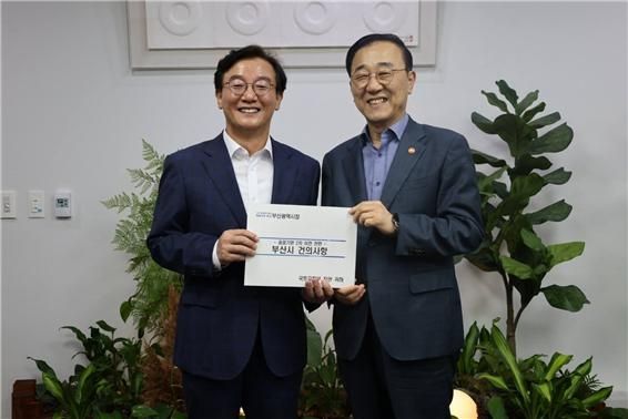 김윤덕 국토교통부 장관 만난 전재수 부산시장(왼쪽). 부산시 제공