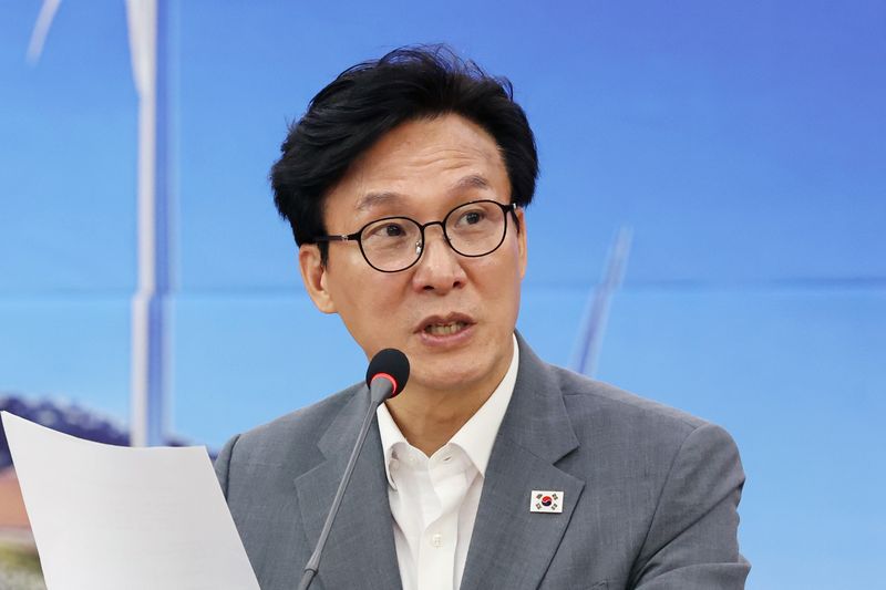 김민석 더불어민주당 대표가 21일 오전 강원 강릉시청에서 열린 '강릉 최고위원회의'에서 모두발언을 하고 있다. 뉴스1
