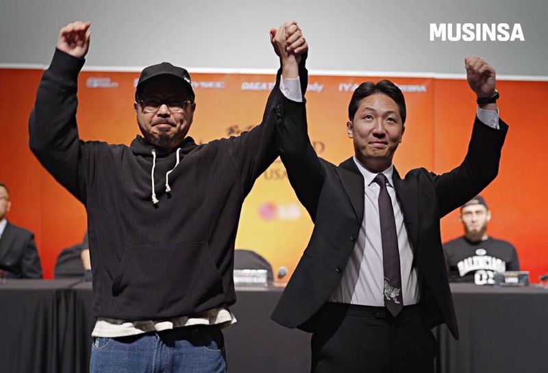 최재영 무신사 최고커머스책임자(왼쪽)와 박평화 이데아파라곤 대표가 협약식을 체결한 후 기념촬영을 하고 있다. 무신사 제공