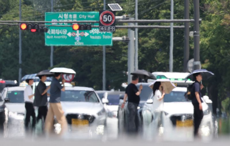 서울에 폭염중대경보가 내려진 다음날인 지난 5일 서울 영등포구 여의대로에 아지랑이가 피어오르고 있다. 뉴시스