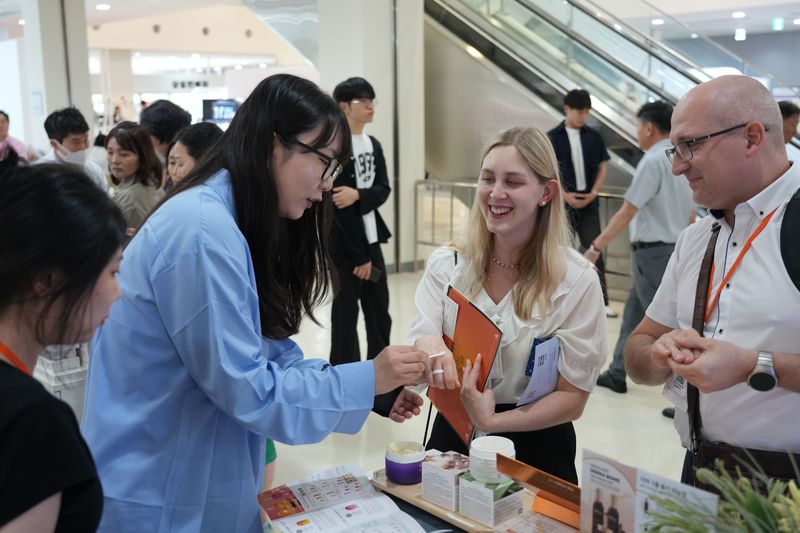 강원의료기기전시회에서 해외바이어와 상담하는 기업 관계자. 강원자치도 제공