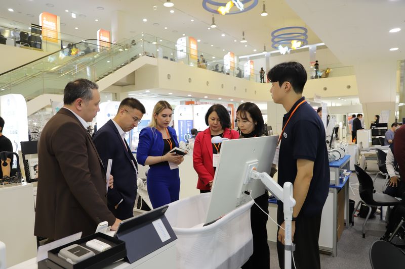 강원의료기기전시회에서 참가한 해외바이어들이 제품들을 둘러보고 있다. 강원자치도 제공