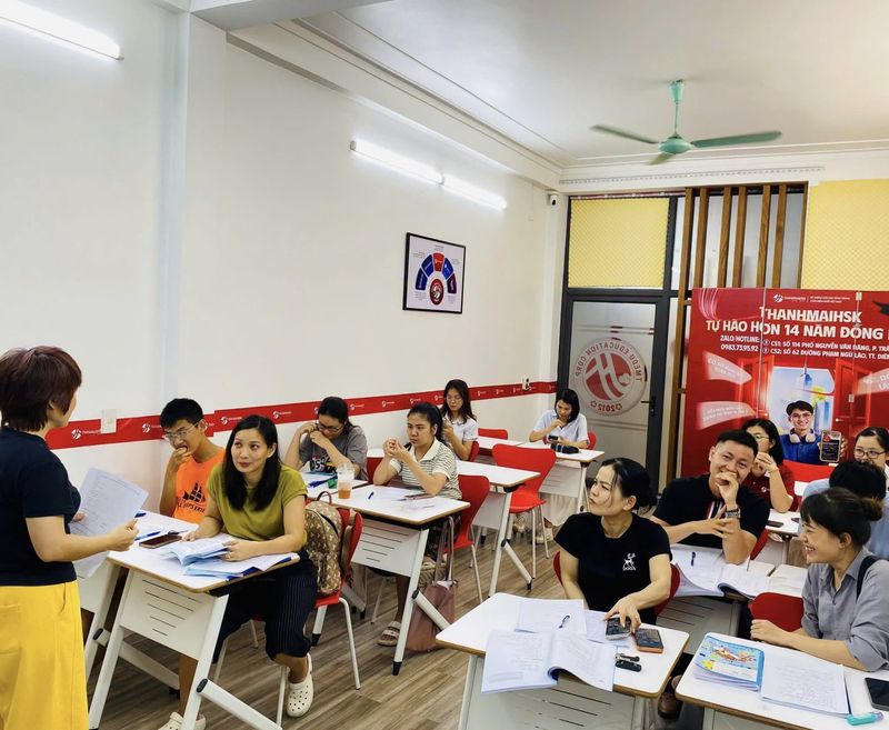 베트남 하노이 시내 대형 중국어 학원인 Thanhmaihsk에서 강사가 중국어 문법에 대한 설명을 하고 있다. Thanhmaihsk학원 제공