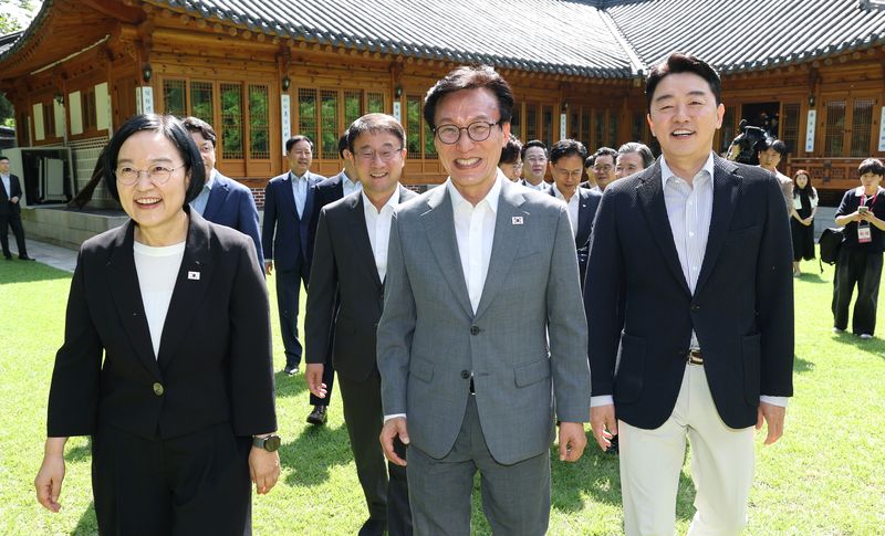 더불어민주당과 정부가 23일 서울 종로구 총리공관에서 고위당정협의회를 열었다. 한성숙 국무총리(앞줄 왼쪽부터), 김민석 민주당 대표, 강훈식 대통령 비서실장이 회의를 위해 이동하고 있다. 김 대표는 이날 회의에서 "부득이한 비거주 1주택 사유를 폭넓게 인정해야 한다"고 말했다. 연합뉴스