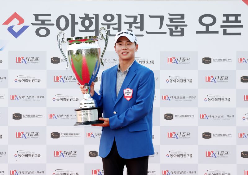 23일 충남 태안 솔라고CC에서 펼쳐진 동아회원권그룹 오픈 최종라운드에서 우승한 최찬이 트로피를 들고 환하게 웃고 있다.KPGA 제공