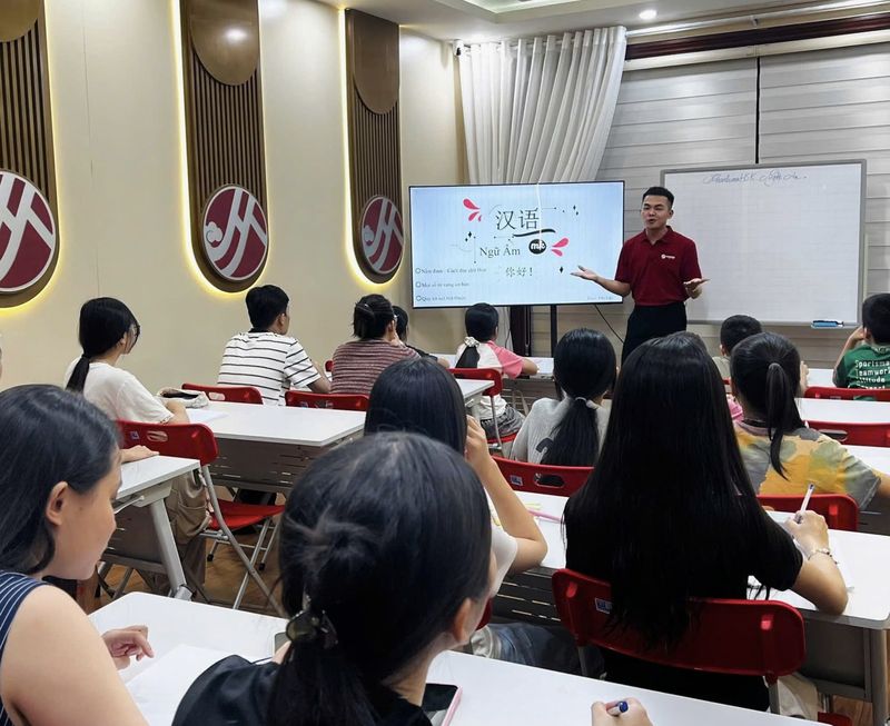 13일 베트남 하노이 시내 한 대형 중국어 학원에서 강사가 초중등생을 대상으로 중국어 기본 한자에 대한 설명을 하고 있다. 사진=김준석 특파원