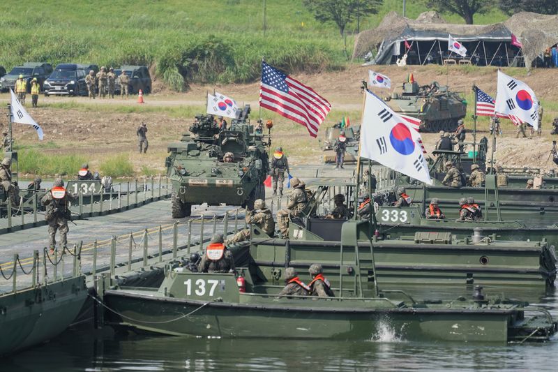 [여주=AP/뉴시스] 미국 보수 성향 매체 폭스뉴스는 23일(현지시간) '트럼프, 김정은과 핵 포커게임을 벌이다-하지만 패는 누가 쥐고 있나'라는 제목의 기사에서 트럼프 대통령이 1기 때보다 합의를 타결할 유인이 크게 줄어든 북한을 상대하고 있다고 진단했다. 사진은 2025년 8월27일 경기 여주시 남한강에서 열린 한미연합 도하훈련에서 미 육군 스트라이커 전투여단 차량이 부교를 건너는 모습. 이번 훈련은 '을지 자유의 방패 25'(UFS 25)의 일환으로 진행됐다. 2026.08.24.