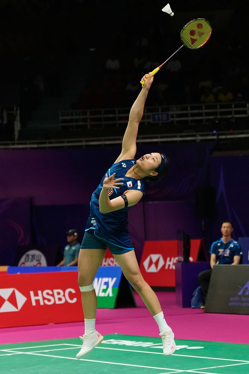 [뉴델리=AP/뉴시스] 안세영(1위)이 17일(현지 시간) 인도 뉴델리에서 열린 2026 세계배드민턴연맹(BWF) 세계선수권대회 여자 단식 64강전에서 칼로야나 날반토바(40위불가리아)와 경기하고 있다. 안세영이 2-0(21-14 21-13)으로 승리하고 32강에 진출했다. 2026.08.18.