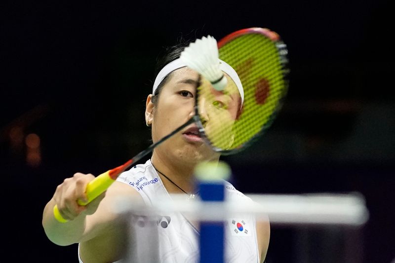 [뉴델리=AP/뉴시스] 안세영(1위)이 19일(현지 시간) 인도 뉴델리에서 열린 2026 세계배드민턴연맹(BWF) 세계선수권대회 여자 단식 32강전에서 탈리타 라마다니 위리야안(53위·인도네시아)와 경기하고 있다. 안세영이 2-0(21-15 21-11)으로 승리하고 16강에 올랐다. 2026.08.19.